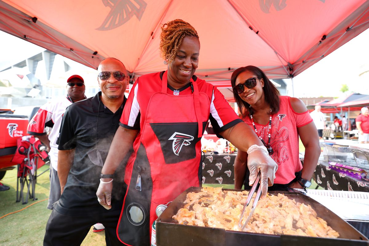 Wednesday Night Football Fever! The Best Ways to Enjoy the Game with Friends and Family!