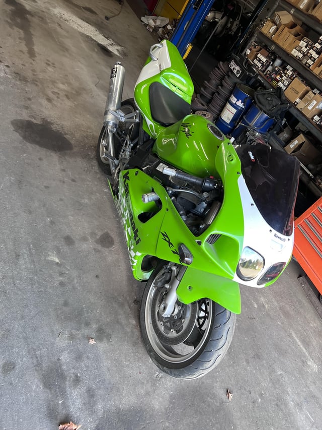 Whats the True 2000 Kawasaki ZX7R 33000 Miles Value? Dont Overpay, Find Out!