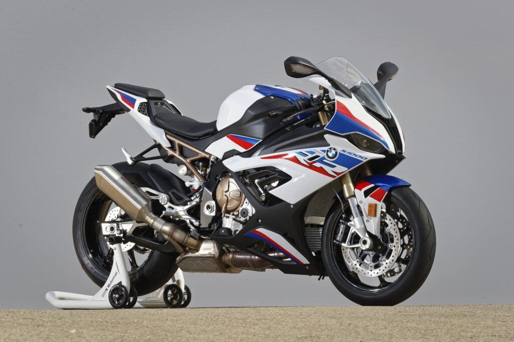 Thinking about buying a 2018 bmw rr1000? (Here is what makes this awesome superbike stand out)