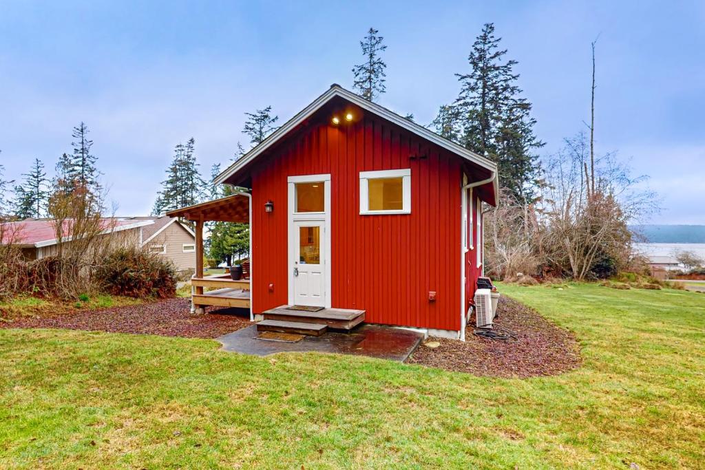Is Saratoga Passage a good place to visit? Yes, Saratoga Passage offers many amazing sights.