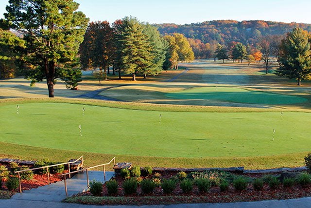 How do I join Bella Vista AR Country Club? Learn about its memberships and how to sign up easily.